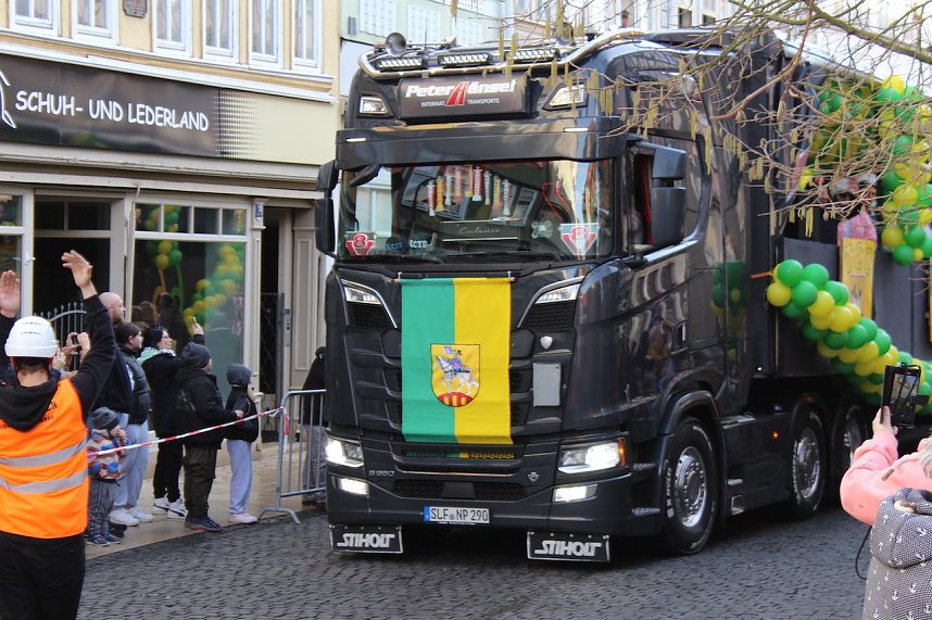 Fr&ouml;hliche Menschen feierten bei strahlendem Sonnenschein den Karnevalsumzug durch Bad Langensalza