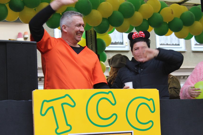 Fr&ouml;hliche Menschen feierten bei strahlendem Sonnenschein den Karnevalsumzug durch Bad Langensalza