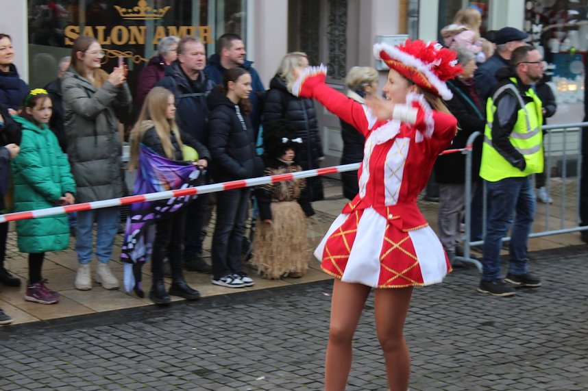 Fr&ouml;hliche Menschen feierten bei strahlendem Sonnenschein den Karnevalsumzug durch Bad Langensalza