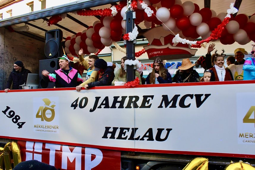 Fr&ouml;hliche Menschen feierten bei strahlendem Sonnenschein den Karnevalsumzug durch Bad Langensalza
