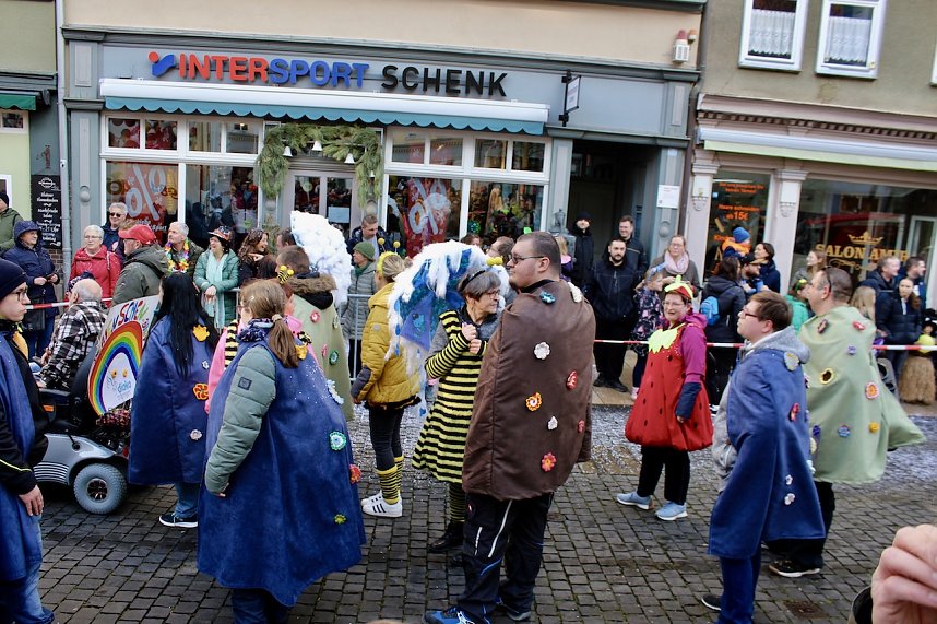 Fr&ouml;hliche Menschen feierten bei strahlendem Sonnenschein den Karnevalsumzug durch Bad Langensalza