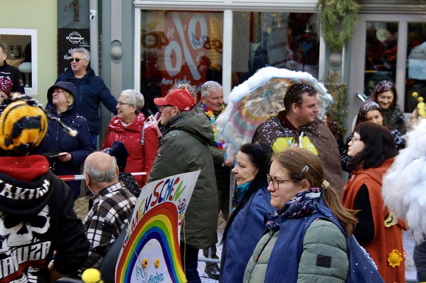 Fr&ouml;hliche Menschen feierten bei strahlendem Sonnenschein den Karnevalsumzug durch Bad Langensalza