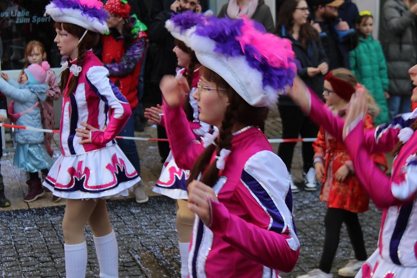 Fr&ouml;hliche Menschen feierten bei strahlendem Sonnenschein den Karnevalsumzug durch Bad Langensalza