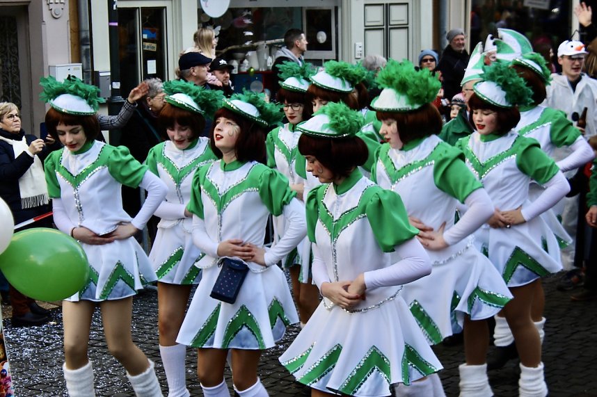 Fr&ouml;hliche Menschen feierten bei strahlendem Sonnenschein den Karnevalsumzug durch Bad Langensalza