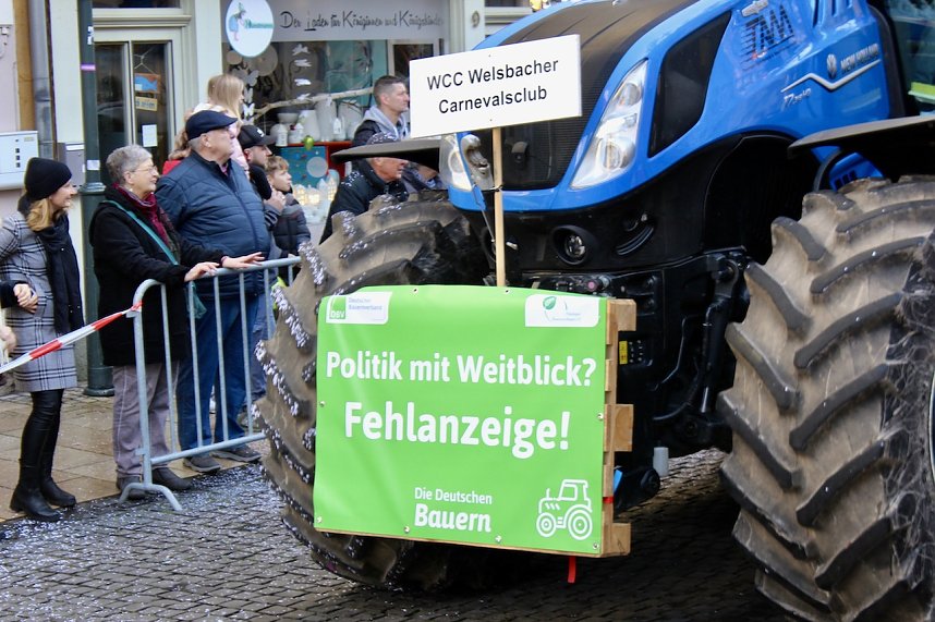 Fr&ouml;hliche Menschen feierten bei strahlendem Sonnenschein den Karnevalsumzug durch Bad Langensalza