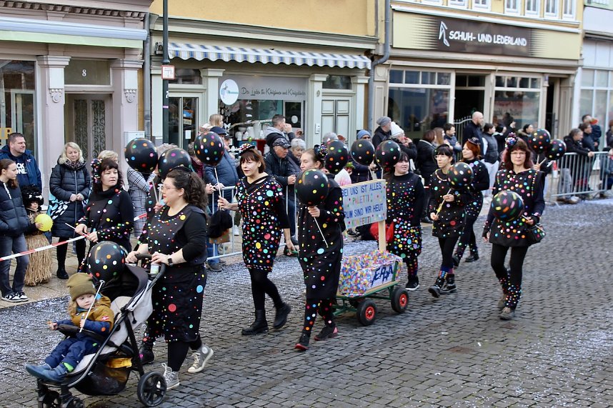 Fr&ouml;hliche Menschen feierten bei strahlendem Sonnenschein den Karnevalsumzug durch Bad Langensalza