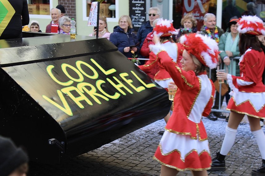Fr&ouml;hliche Menschen feierten bei strahlendem Sonnenschein den Karnevalsumzug durch Bad Langensalza
