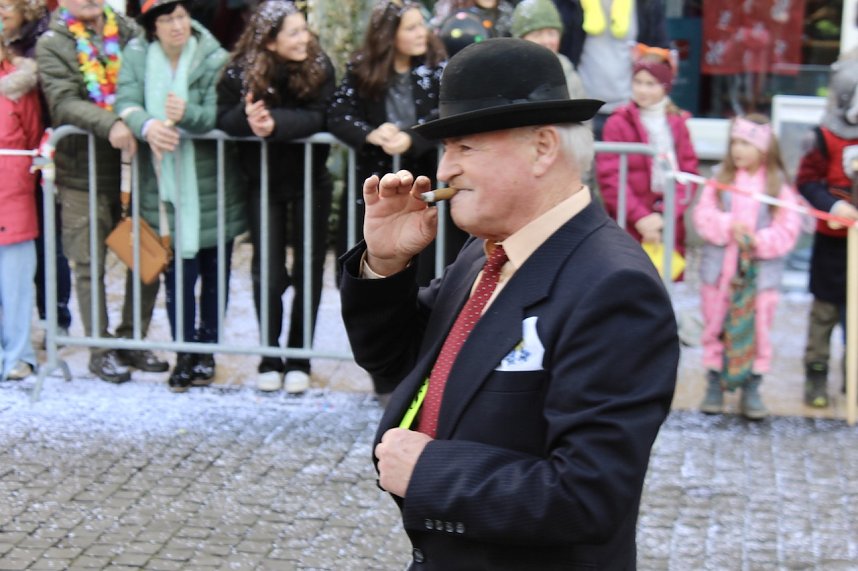 Fr&ouml;hliche Menschen feierten bei strahlendem Sonnenschein den Karnevalsumzug durch Bad Langensalza