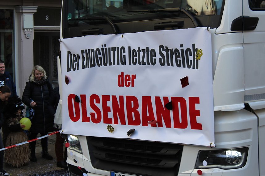 Fr&ouml;hliche Menschen feierten bei strahlendem Sonnenschein den Karnevalsumzug durch Bad Langensalza