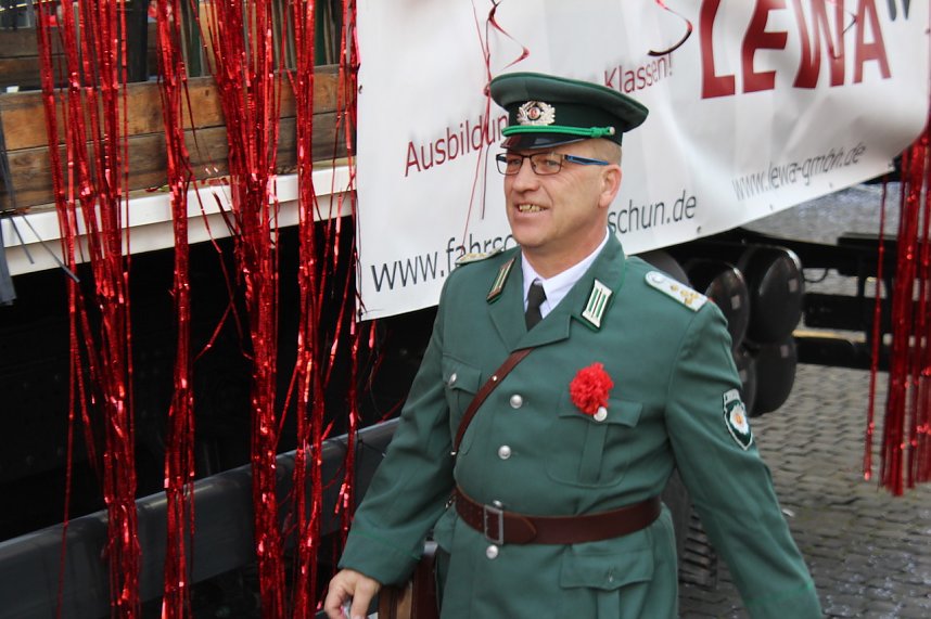 Fr&ouml;hliche Menschen feierten bei strahlendem Sonnenschein den Karnevalsumzug durch Bad Langensalza