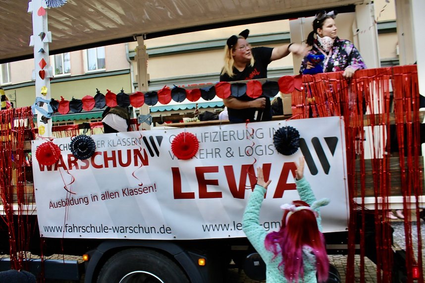 Fr&ouml;hliche Menschen feierten bei strahlendem Sonnenschein den Karnevalsumzug durch Bad Langensalza