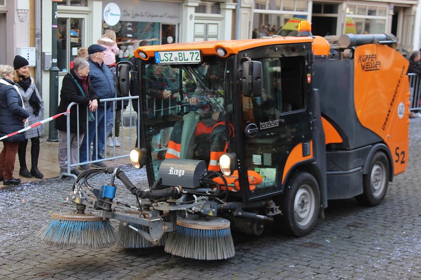 Fr&ouml;hliche Menschen feierten bei strahlendem Sonnenschein den Karnevalsumzug durch Bad Langensalza