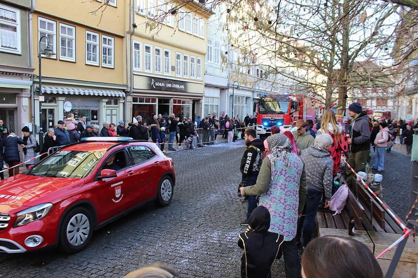 Fr&ouml;hliche Menschen feierten bei strahlendem Sonnenschein den Karnevalsumzug durch Bad Langensalza