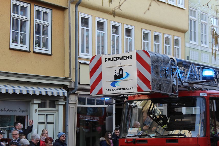Fr&ouml;hliche Menschen feierten bei strahlendem Sonnenschein den Karnevalsumzug durch Bad Langensalza