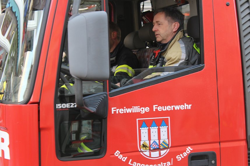 Fr&ouml;hliche Menschen feierten bei strahlendem Sonnenschein den Karnevalsumzug durch Bad Langensalza