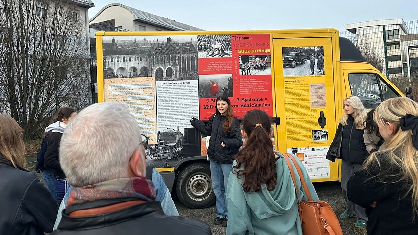 Das Hammer-und-Sichel-Symbol auf der Sowjetfahne wurde in Spanien zerkratzt