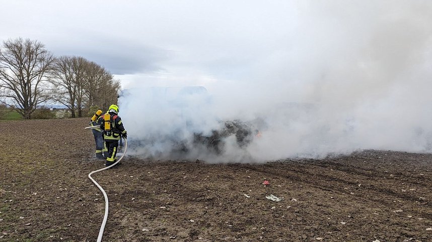 Kleinbus brannte an einem Feld bei Rockensu&szlig;ra vollkommen aus