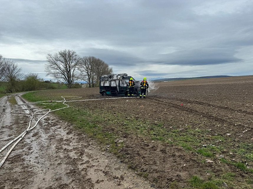 Kleinbus brannte an einem Feld bei Rockensu&szlig;ra vollkommen aus