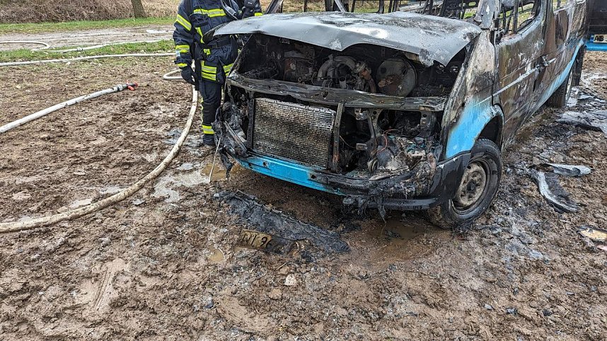 Kleinbus brannte an einem Feld bei Rockensu&szlig;ra vollkommen aus