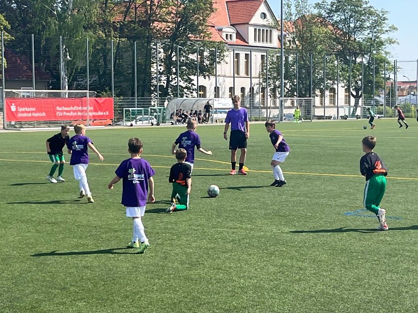 Kleine Kicker ganz gro&szlig; - in Bad Langensalza ma&szlig;en sich die Fu&szlig;ballmannschaften der Grundschulen