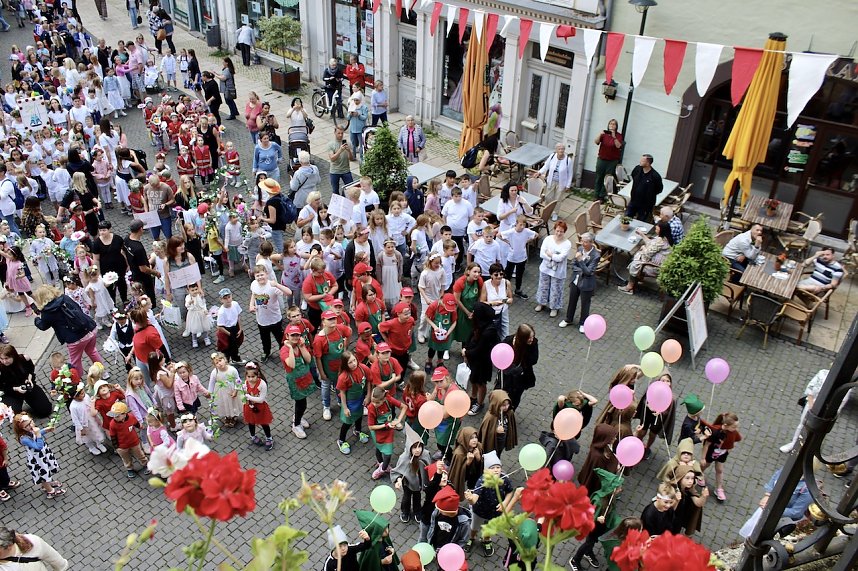 Auftakt zum Brunnenfest in Bad Langensalza mit vielen bunt geschm&uuml;ckten Kindern am Rathausbrunnen