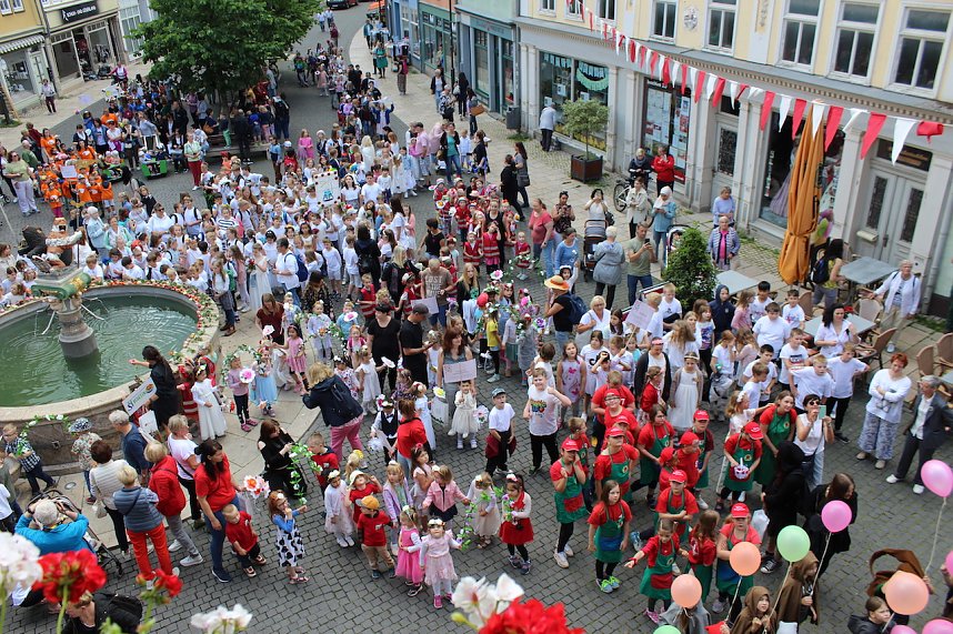 Auftakt zum Brunnenfest in Bad Langensalza mit vielen bunt geschm&uuml;ckten Kindern am Rathausbrunnen