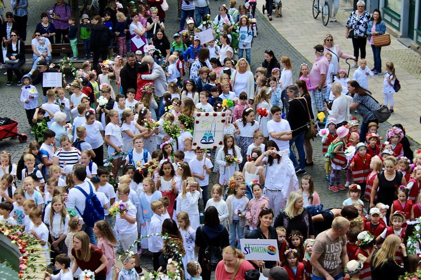 Auftakt zum Brunnenfest in Bad Langensalza mit vielen bunt geschm&uuml;ckten Kindern am Rathausbrunnen