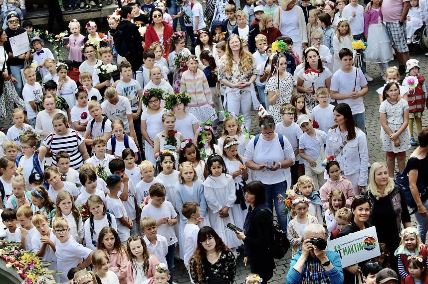Auftakt zum Brunnenfest in Bad Langensalza mit vielen bunt geschm&uuml;ckten Kindern am Rathausbrunnen