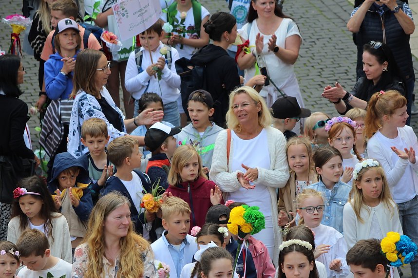 Auftakt zum Brunnenfest in Bad Langensalza mit vielen bunt geschm&uuml;ckten Kindern am Rathausbrunnen