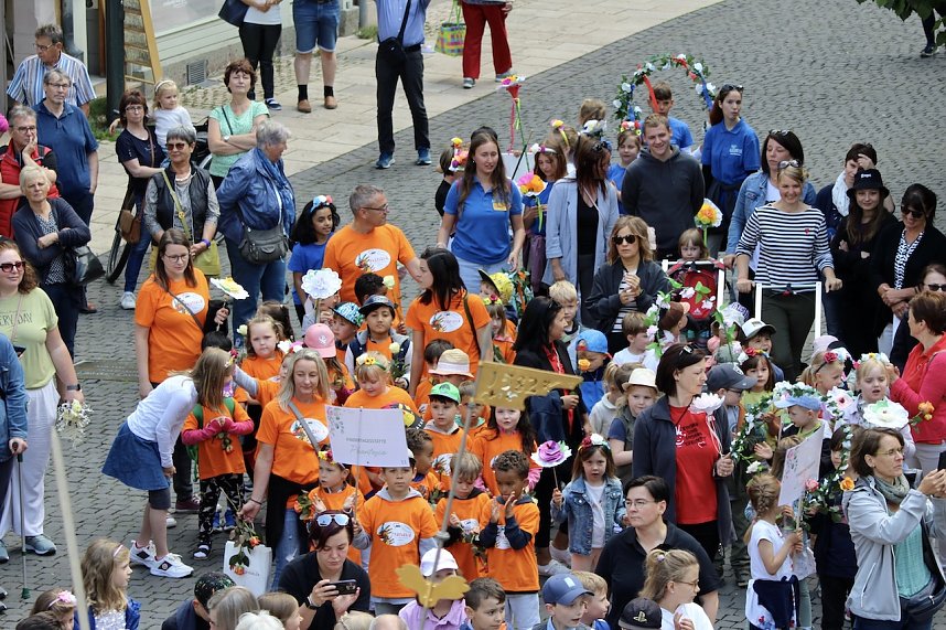 Auftakt zum Brunnenfest in Bad Langensalza mit vielen bunt geschm&uuml;ckten Kindern am Rathausbrunnen
