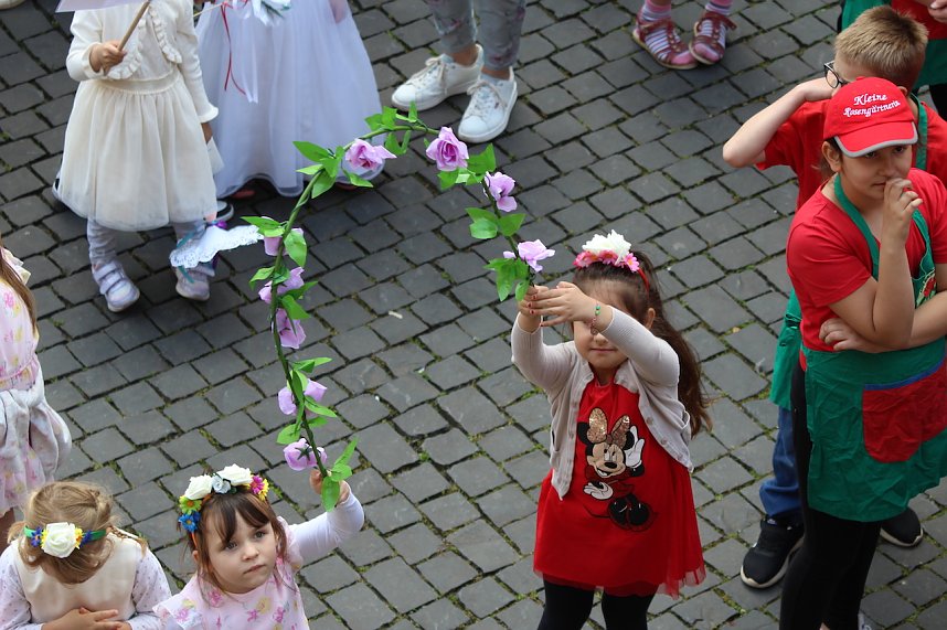 Auftakt zum Brunnenfest in Bad Langensalza mit vielen bunt geschm&uuml;ckten Kindern am Rathausbrunnen