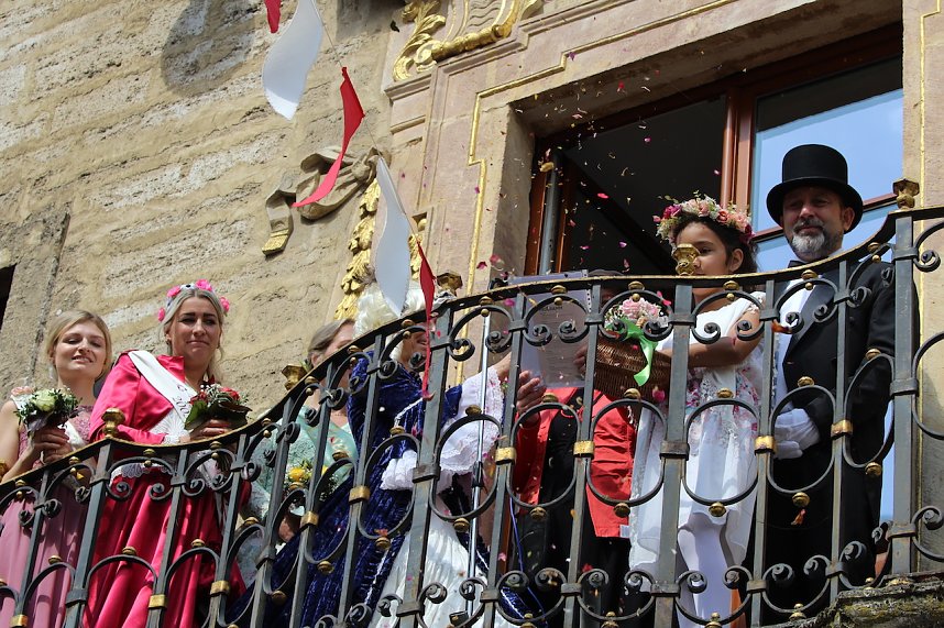 Auftakt zum Brunnenfest in Bad Langensalza mit vielen bunt geschm&uuml;ckten Kindern am Rathausbrunnen