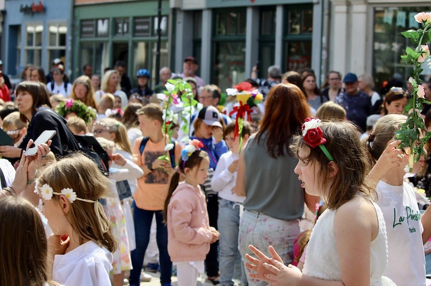 Auftakt zum Brunnenfest in Bad Langensalza mit vielen bunt geschm&uuml;ckten Kindern am Rathausbrunnen