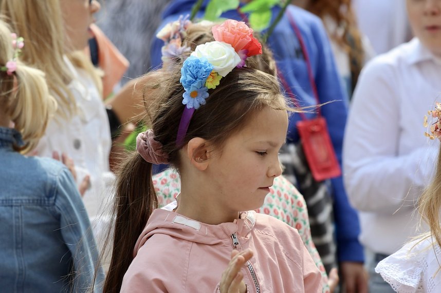 Auftakt zum Brunnenfest in Bad Langensalza mit vielen bunt geschm&uuml;ckten Kindern am Rathausbrunnen
