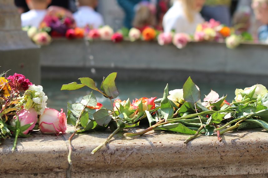 Auftakt zum Brunnenfest in Bad Langensalza mit vielen bunt geschm&uuml;ckten Kindern am Rathausbrunnen