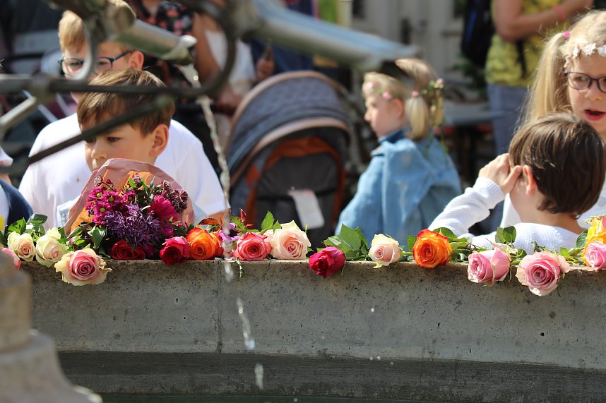 Auftakt zum Brunnenfest in Bad Langensalza mit vielen bunt geschm&uuml;ckten Kindern am Rathausbrunnen