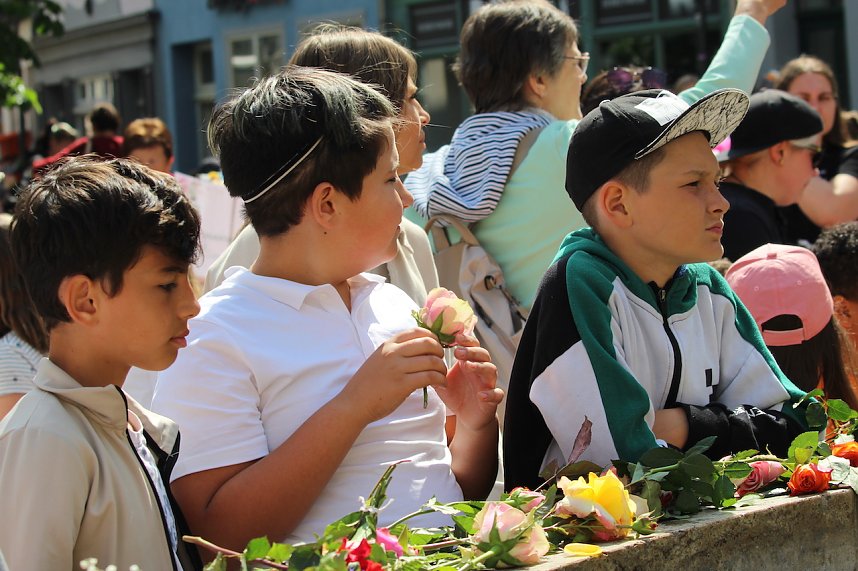 Auftakt zum Brunnenfest in Bad Langensalza mit vielen bunt geschm&uuml;ckten Kindern am Rathausbrunnen