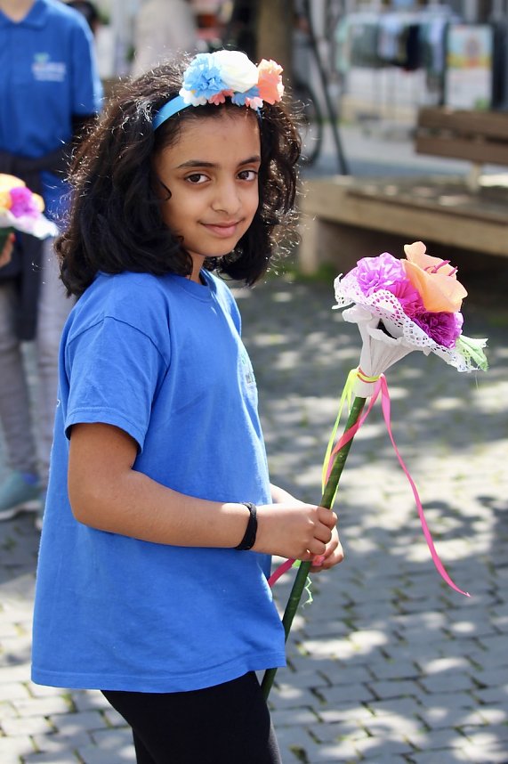 Auftakt zum Brunnenfest in Bad Langensalza mit vielen bunt geschm&uuml;ckten Kindern am Rathausbrunnen