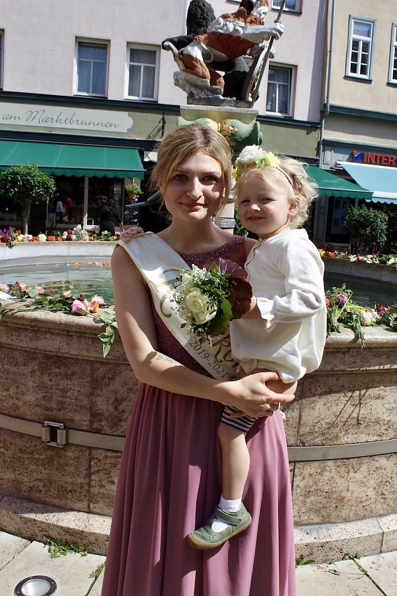 Auftakt zum Brunnenfest in Bad Langensalza mit vielen bunt geschm&uuml;ckten Kindern am Rathausbrunnen