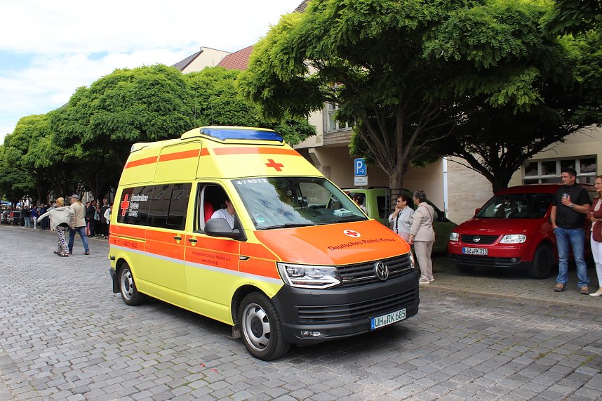 211. Brunnenfestumzug in Bad Langensalza mit vielen fr&ouml;hlichen Akteuren