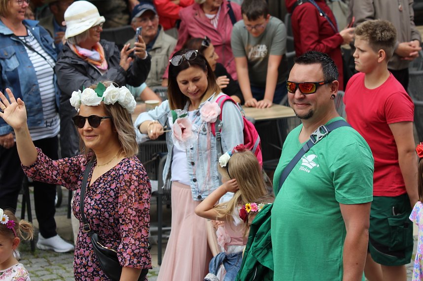 211. Brunnenfestumzug in Bad Langensalza mit vielen fr&ouml;hlichen Akteuren