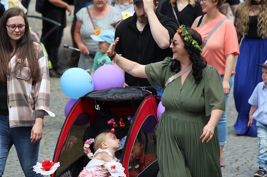 211. Brunnenfestumzug in Bad Langensalza mit vielen fr&ouml;hlichen Akteuren