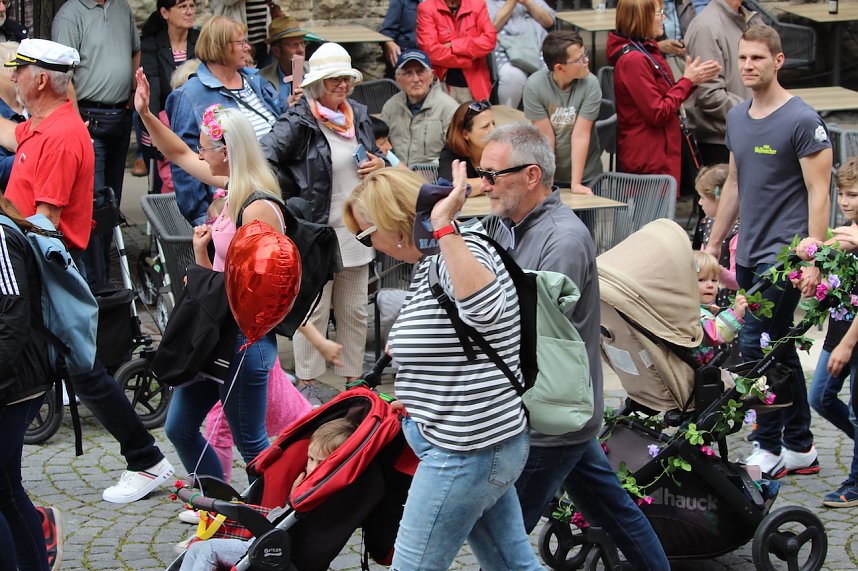 211. Brunnenfestumzug in Bad Langensalza mit vielen fr&ouml;hlichen Akteuren