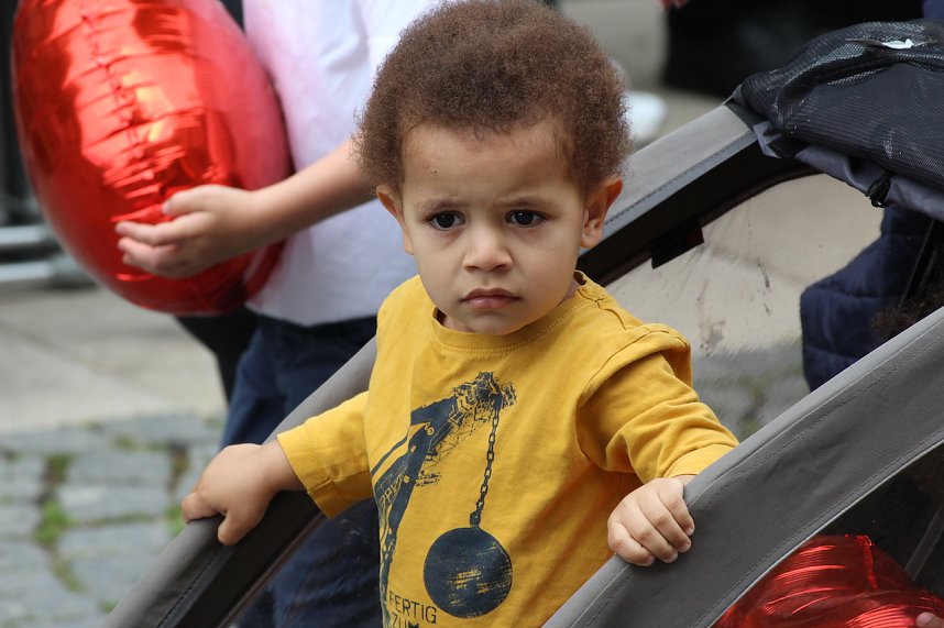 211. Brunnenfestumzug in Bad Langensalza mit vielen fr&ouml;hlichen Akteuren