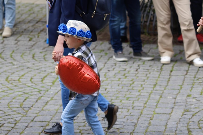 211. Brunnenfestumzug in Bad Langensalza mit vielen fr&ouml;hlichen Akteuren