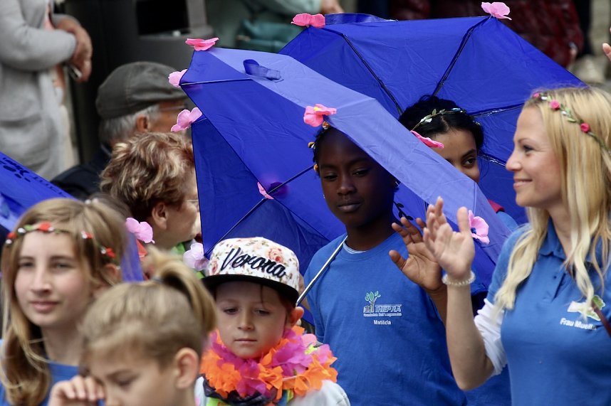 211. Brunnenfestumzug in Bad Langensalza mit vielen fr&ouml;hlichen Akteuren
