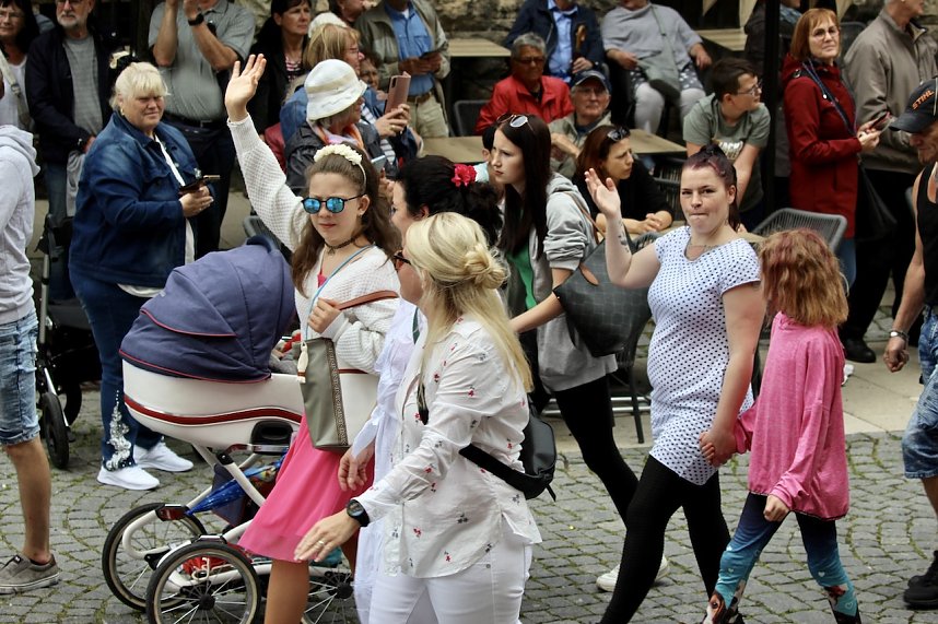 211. Brunnenfestumzug in Bad Langensalza mit vielen fr&ouml;hlichen Akteuren
