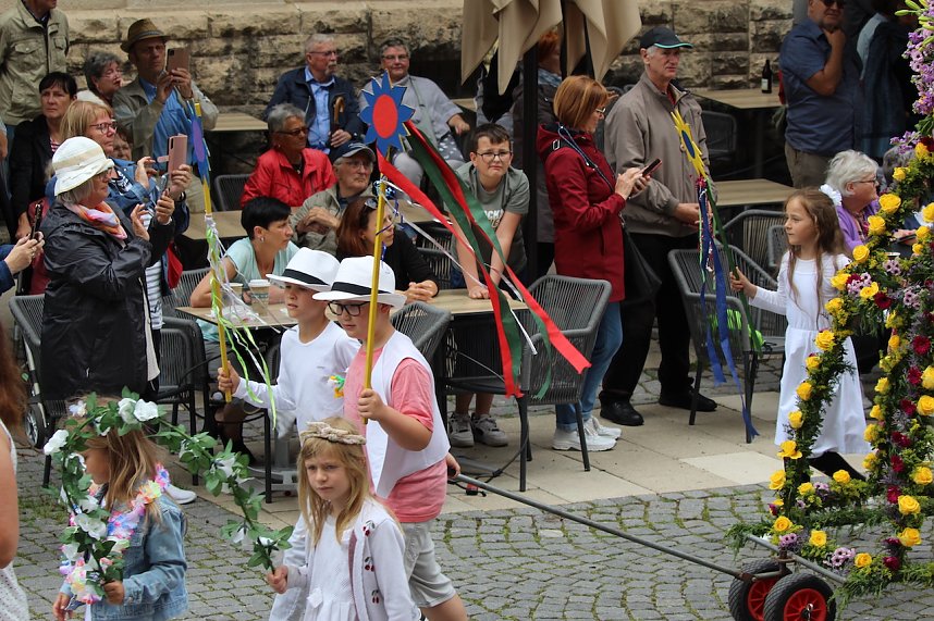 211. Brunnenfestumzug in Bad Langensalza mit vielen fr&ouml;hlichen Akteuren