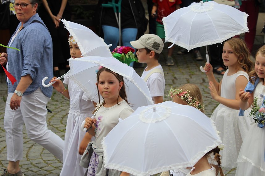 211. Brunnenfestumzug in Bad Langensalza mit vielen fr&ouml;hlichen Akteuren