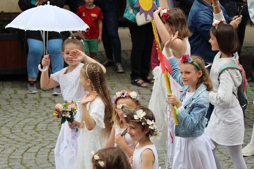 211. Brunnenfestumzug in Bad Langensalza mit vielen fr&ouml;hlichen Akteuren